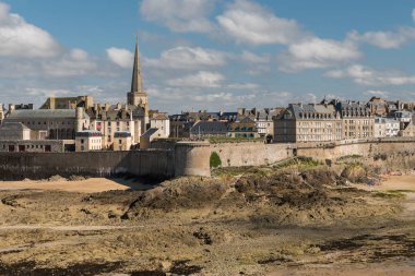Eski Şehir, Saint-Malo (Brittany, Fransa) düşük tide yaz aylarında güneşli bir günde