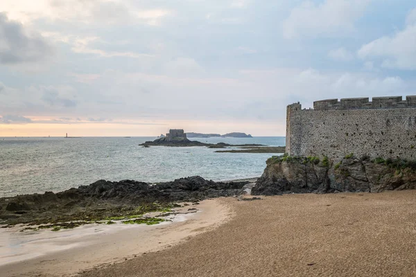 Playa Muralla Fuerte Saint Malo Bretaña Francia Día Nublado Verano — Foto de Stock