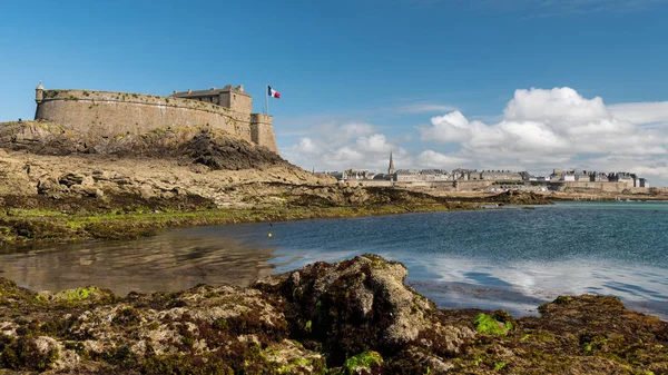 Fort üzerinde Adası Petit-olmak, Saint-Malo (Brittany, Fransa) düşük tide yaz aylarında güneşli bir günde