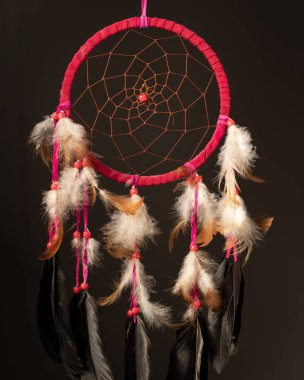 Siyah bir arka plan önünde asılı bir güzel el yapımı dreamcatcher closeup