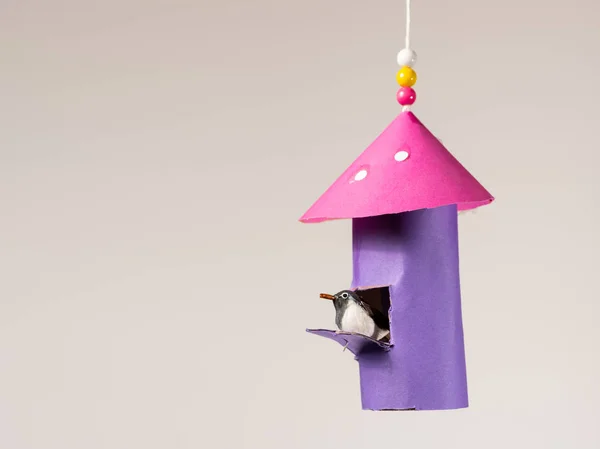 Artesanía Una Colorida Casa Pájaros Pequeño Pájaro Hecho Papel Higiénico — Foto de Stock