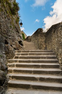 Le Mont SAINT Michelle (Normandy, Fransa) merdiven ve taş duvarlarda yaz aylarında güneşli bir günde