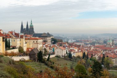 Bulutlu bir günde sonbahar, renkli yaprakları St. Vitus Katedrali Prag (Çek Cumhuriyeti)