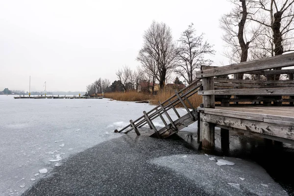 Деревянные Лестницы Ведущие Замерзшее Озеро Alte Donau Vienna Austria — стоковое фото