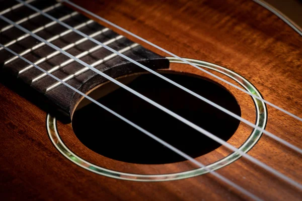 Nahaufnahme Einer Kleinen Braunen Ukulele Mit Saiten — Stockfoto