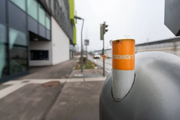Orangefarbener Aschenbecher Auf Einem Öffentlichen Mülleimer Auf Einer Straße Winter — Stockfoto
