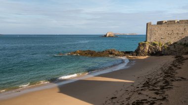 Beach, duvar ve Saint-Malo (Brittany, Fransa) kalede yaz aylarında güneşli bir günde