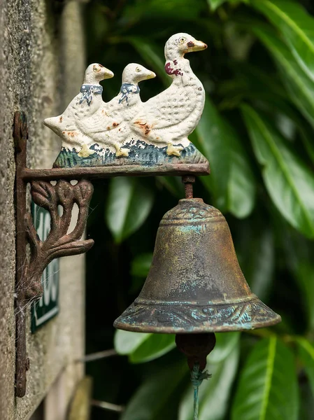 Oude Vintage Roestig Deurbel Met Drie Eenden Gemaakt Van Ijzer — Stockfoto