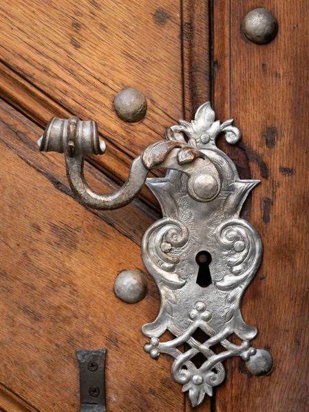 美しい古い Doorhandle と茶色のドアに銀で作られた装飾のクローズ アップ — ストック写真