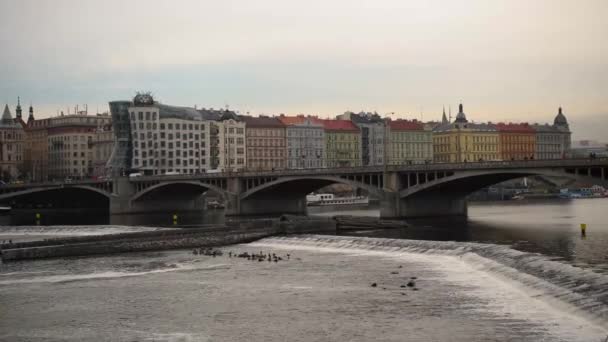 Praga República Checa Noviembre 2018 Puente Sobre Río Moldava Casa — Vídeo de stock