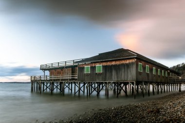 Bregenz 'de Constance Gölü kıyısında stilt evi