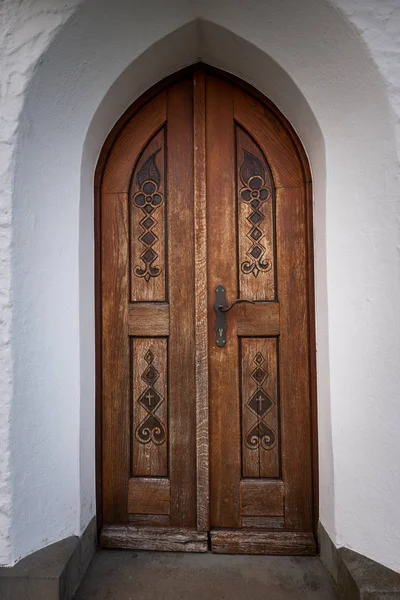 Puerta de una pequeña capilla en una colina cerca de Weissensberg —  Fotos de Stock