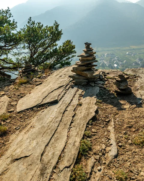 Setumpuk batu kasar di permukaan berbatu — Stok Foto