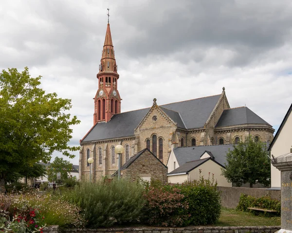 De kerk in Saint-Lyphard op een bewolkte dag in de zomer — Stockfoto