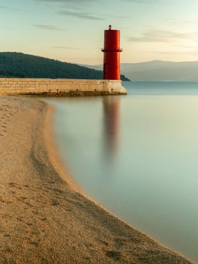 Baharda güneşli bir akşamcres kırmızı deniz feneri