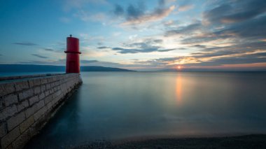 Baharda güneşli bir akşamcres kırmızı deniz feneri