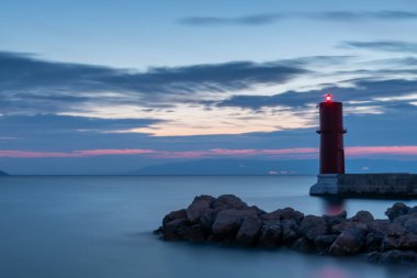 Baharda güneşli bir akşamcres kırmızı deniz feneri