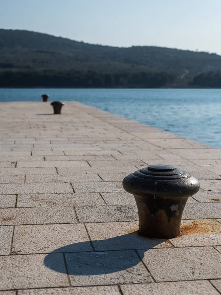 Pilona oxidada en el puerto de Cres — Foto de Stock