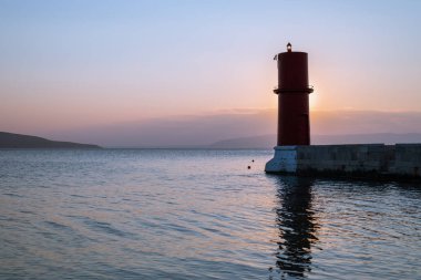 Baharda güneşli bir akşamcres kırmızı deniz feneri
