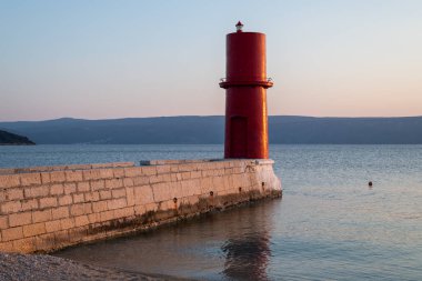 Baharda güneşli bir akşamcres kırmızı deniz feneri