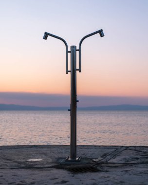 Gün batımından sonra Cres plajında bir duş