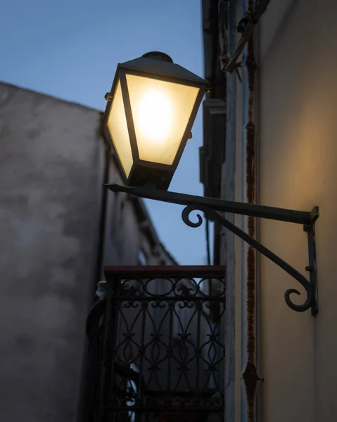 Lampada stradale nella città di Cres la sera — Foto Stock