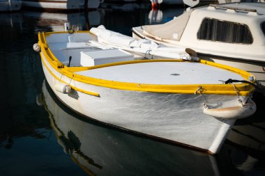 Güneşli bir günde güzel beyaz, sarı balıkçı teknesi