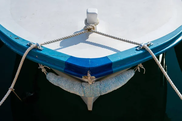 Łuk małej łodzi rybackiej z linami — Zdjęcie stockowe