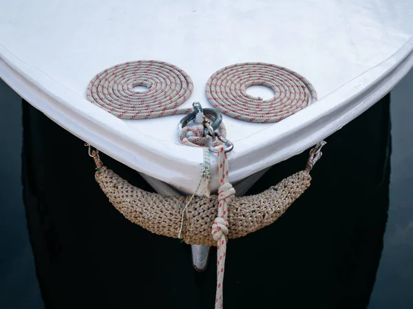 Лук маленькой рыбацкой лодки с веревками — стоковое фото