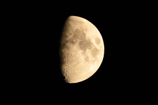 Primer plano de la media luna, cielo negro — Foto de Stock