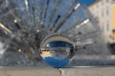 Baharda güneşli bir günde Cres kentinde cam küre ile Çeşme