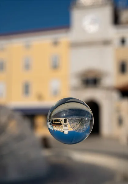 Fontana attraverso la sfera di vetro nella città di Cres in una giornata di sole in primavera — Foto Stock