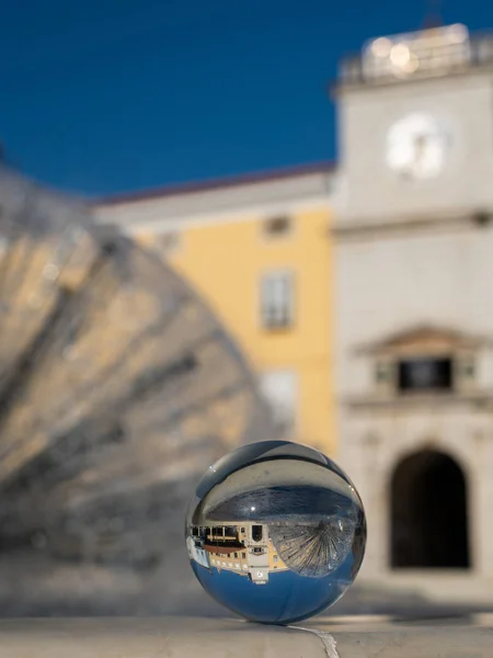 Fontana attraverso la sfera di vetro nella città di Cres in una giornata di sole in primavera — Foto Stock