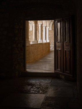 Açık kapı ve bir manastır Hırvatistan sokak