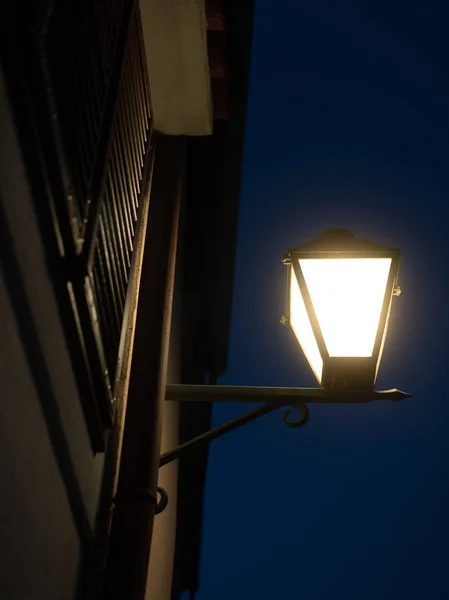 Farola en la ciudad de Cres por la noche — Foto de Stock
