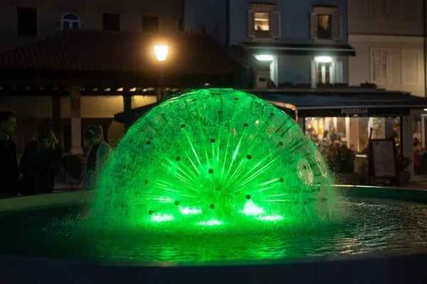 Dettaglio di una fontana con luci colorate — Foto Stock