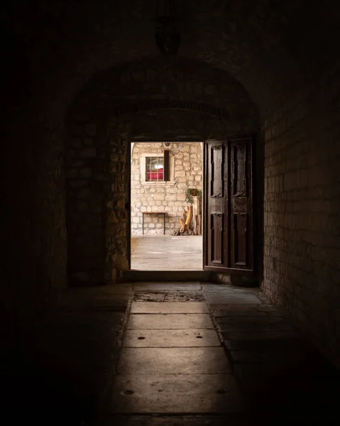 Porta aperta e vicolo di un monastero in Croazia — Foto Stock