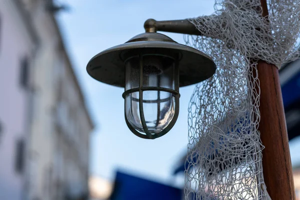 Viejo farol en un pequeño callejón — Foto de Stock