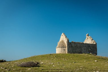 Cres bir tepeüzerinde duran eski şapel