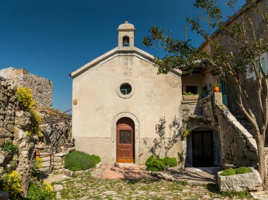 bir evin yanında duran küçük şapel