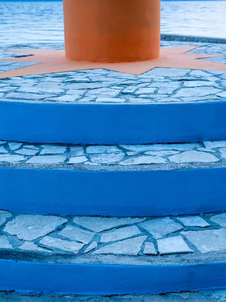 Escalones de piedra azul que conducen a un mástil naranja — Foto de Stock