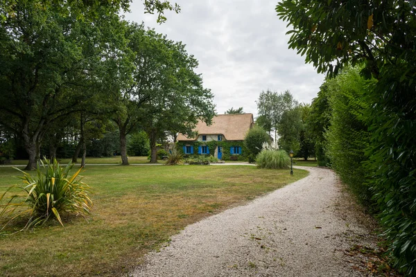 Kleine Straße, die zu einem alten Haus führt — Stockfoto