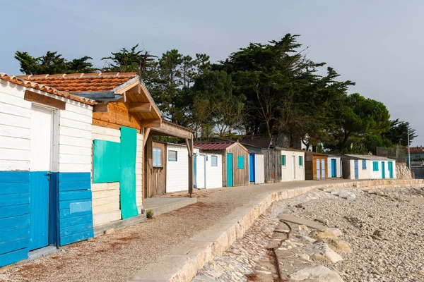 Minúsculas casas coloridas hechas de madera en la playa — Foto de Stock