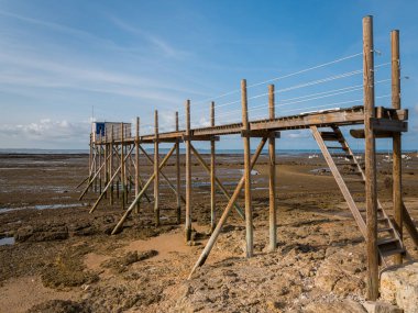 la rochelle yakınlarındaki bir plajda ahşaptan yapılmış boardwalk