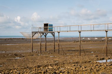 la rochelle yakınlarındaki bir plajda ahşaptan yapılmış boardwalk
