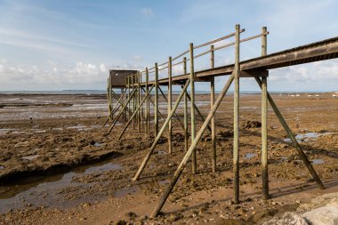 la rochelle yakınlarındaki bir plajda ahşaptan yapılmış boardwalk
