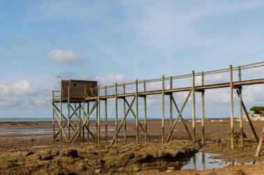 la rochelle yakınlarındaki bir plajda ahşaptan yapılmış boardwalk