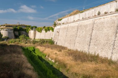 güneşli bir günde Saint Martin de Re vauban surları
