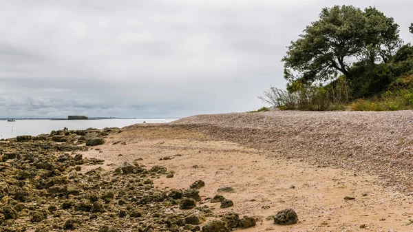 Playa de arena durante la marea baja por el océano atlántico — Foto de Stock