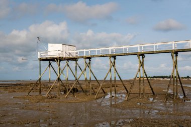 la rochelle yakınlarındaki bir plajda ahşaptan yapılmış boardwalk
